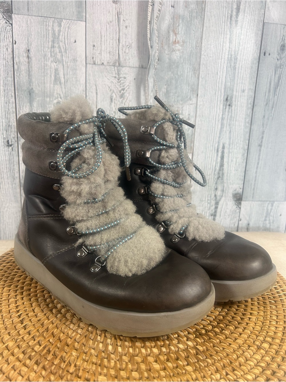 UGG Viki Waterproof Leather Shearling Winter Boots 9 Après Ski Vibram Gorpcore